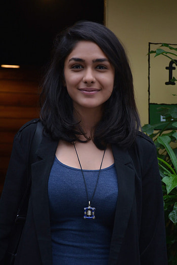 Mrunal Thakur [2, mrunal thakur HD phone wallpaper