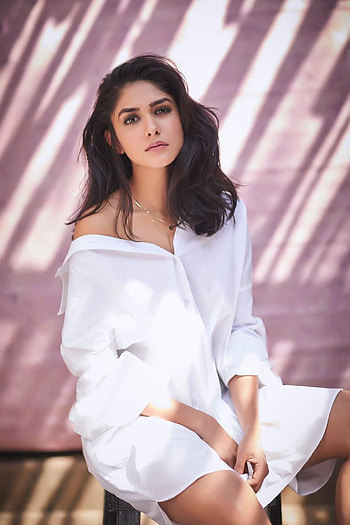 Mrunal Thakur [2 HD phone wallpaper