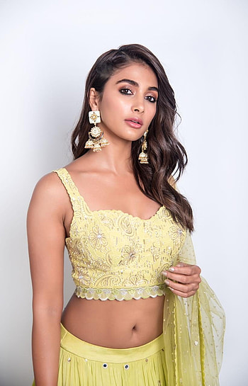Pooja Hegde Rocks Navel Show for Promos, pooja hegde navel HD phone wallpaper