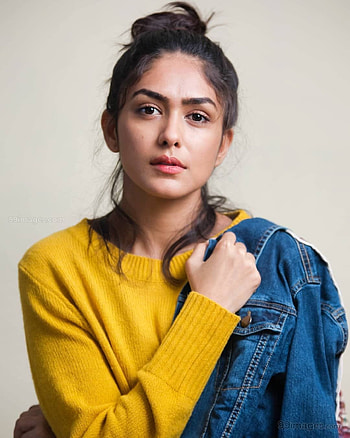 Mrunal Thakur Beautiful hoot Stills & Mobile, mrunal thakur HD phone wallpaper