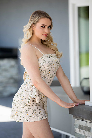 Pin on checkit, mia malkova mobile HD phone wallpaper