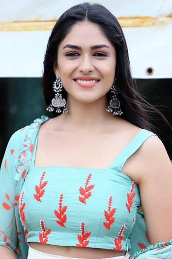 Mrunal Thakur [2, mrunal thakur HD phone wallpaper