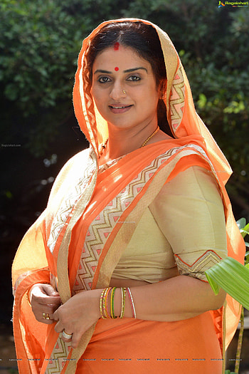 Pavitra Lokesh, aunty full HD phone wallpaper