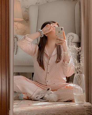 Stylish Girl Hidden Face DP with Mobile , girl mobile hidden face HD phone wallpaper