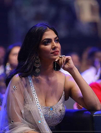 Malavika Mohanan Hot Stills HD phone wallpaper